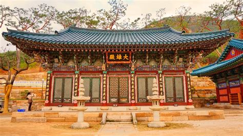 A visit to the Jinkwansa Temple in Seoul Korea - YouTube