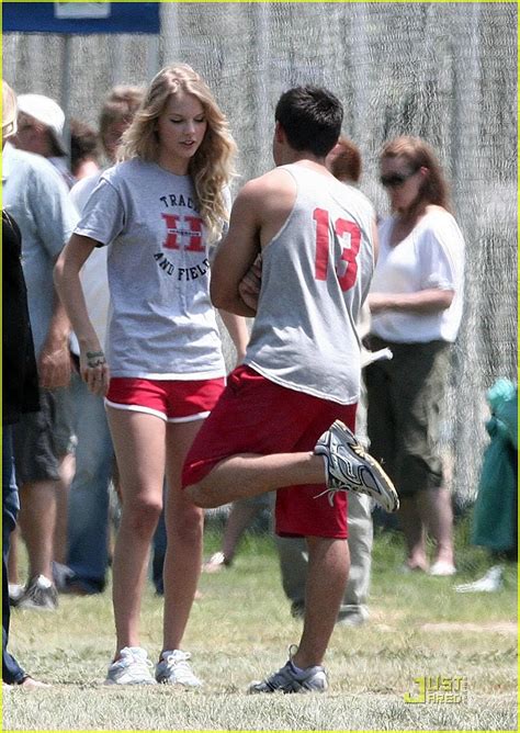 Taylor Swift & Taylor Lautner: Valentine's Day Date!: Photo 2089932 | Taylor Lautner, Taylor ...