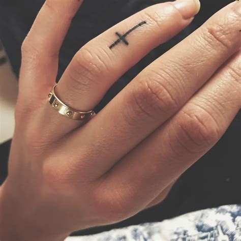 Cross finger tattoo | Tatouage sur le doigt, Tatouage doigt femme, Tatouage