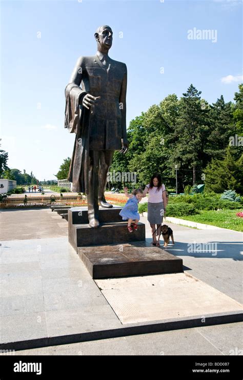 Mother and Child before Charles de Gaulle statue Stock Photo - Alamy