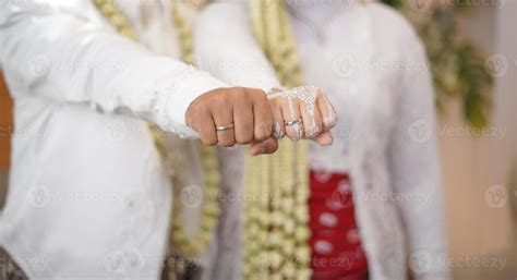 Groom and Bride Showing Wedding Rings 18770624 Stock Photo at Vecteezy