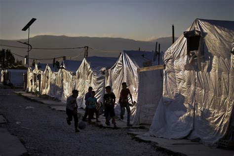 Scores of Syrian refugees head home from crisis-hit Lebanon | AP News