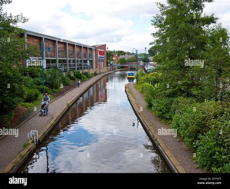 The Huddersfield Canal going through Stalybridge town centre ...