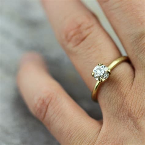 5 Tips For Choosing 14k Yellow Gold Wedding Rings For Your Life Partner