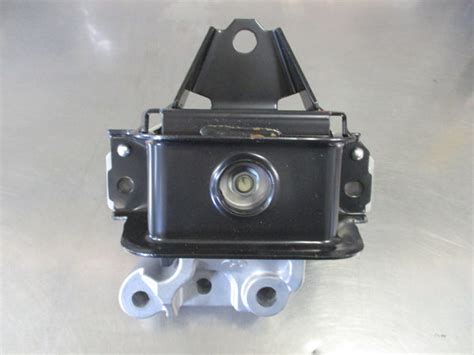 Mitsubishi Outlander Genuine Side Eng Mounting Bracket New Part – Half ...