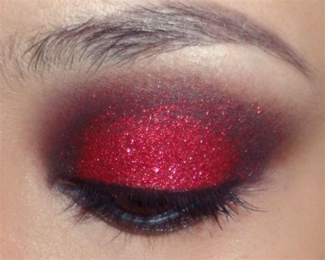 Red glitter eyeshadow tutorial OKAY I need some help here for September...this would look grea ...