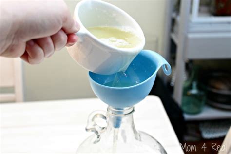 👚 DIY Liquid Laundry Soap: No Borax! 🌿