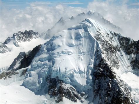 Hkakabo Razi (5,881 m), the highest peak in Myanmar and South East Asia ~ Great Mountain