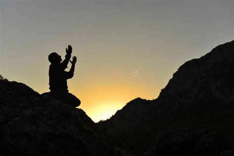 10+ Praying On The Mountain - DhianDavydas