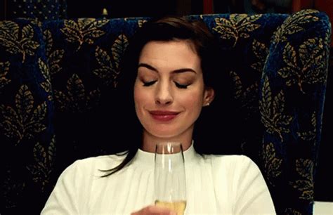 Anne Hathaway Gif GIFs | Tenor