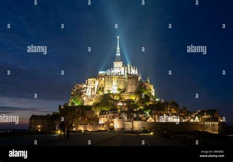 Le Mont Saint Michel at night Stock Photo - Alamy