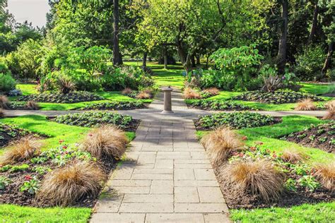 27+ Timeless And Decorative Garden Sundials - Ceplukan | Unique gardens ...