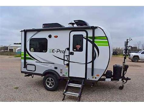 8 Best Small Campers Under 2,000 lbs. with Bathrooms - RVBlogger | Small camping trailer, Small ...