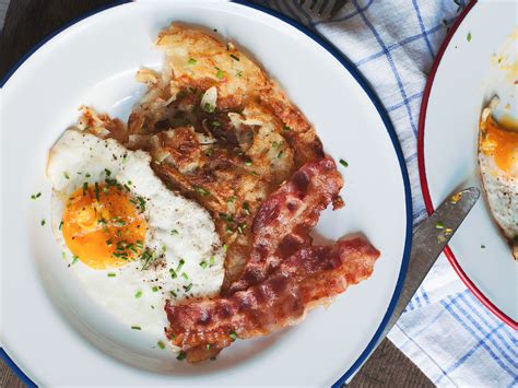 Hash browns with fried eggs and bacon | Recipe with Video | Kitchen Stories