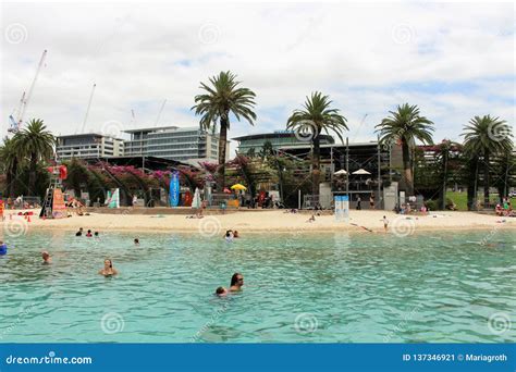 Playa Artificial Popular En Brisbane Foto editorial - Imagen de caliente, cosmopolita: 137346921