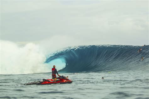 White Rhino... A big wave surfing documentary. - Carvemag.com