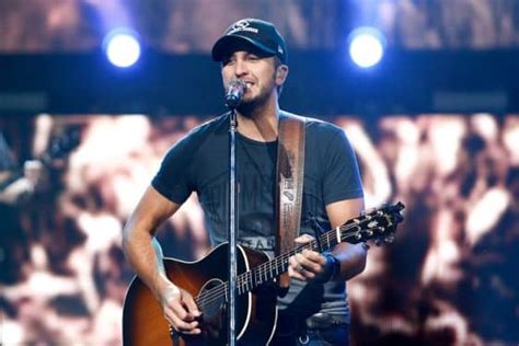 The 17 Best Male Country Singers of All Time: A Definitive List