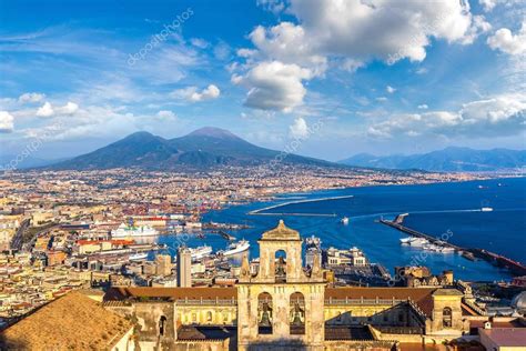 Napoli (Nápoles) y el monte Vesubio en el fondo al atardecer en un día ...