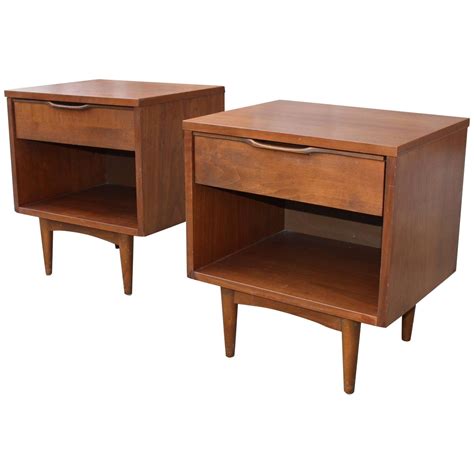 Pair of Mid-Century Modern Nightstands at 1stdibs