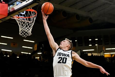 Iowa men's basketball goes ice cold from deep in loss to Utah State