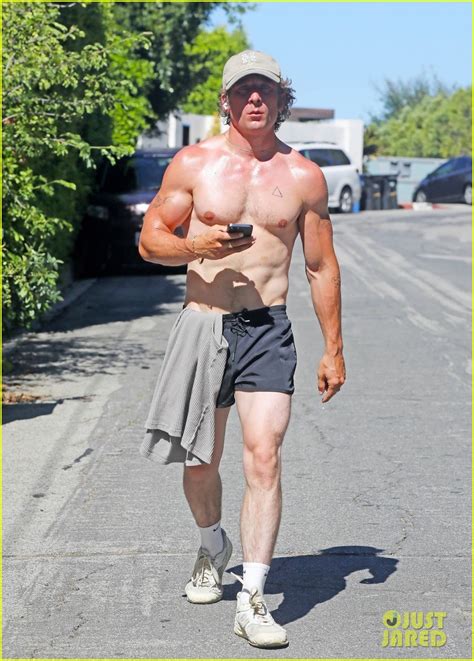 Jeremy Allen White Shows Off His Fit Physique During Shirtless Workout in L.A.: Photo 4957133 ...