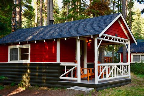 red cabin - Johnston Canyon Lodge & Bungalows