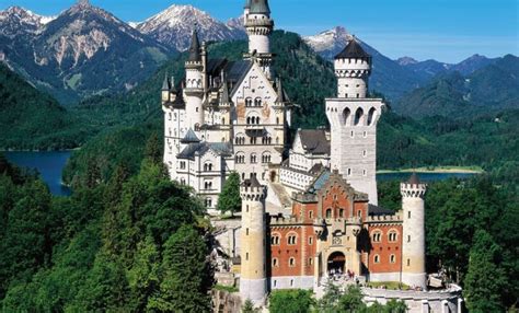 10 Of The Biggest And Most Beautiful Castles In The World