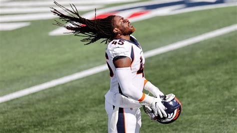 Black NFL Players Still Wear Their Hair in Locs Despite the Challenges - The New York Times