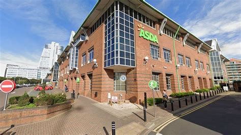 Leeds security guard saved life of man who fell in river - BBC News