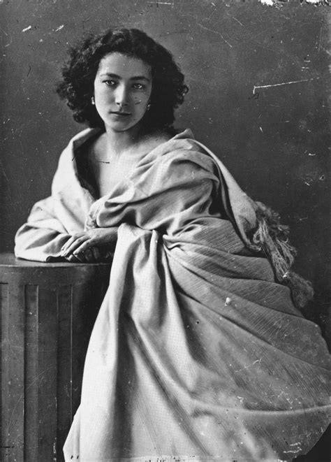 File:Félix Nadar 1820-1910 portraits Sarah Bernhardt.jpg - Wikimedia Commons