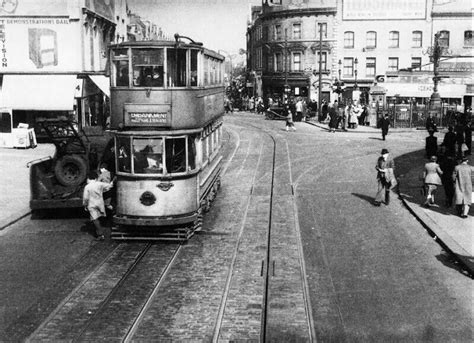 Tooting Broadway (1940s) Tooting Broadway is the name of a London Underground station on Tooting ...