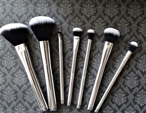 Makeup, Beauty and More: It Cosmetics Full Size 7-pc. Micro-Airbrush Blurring Brush Set