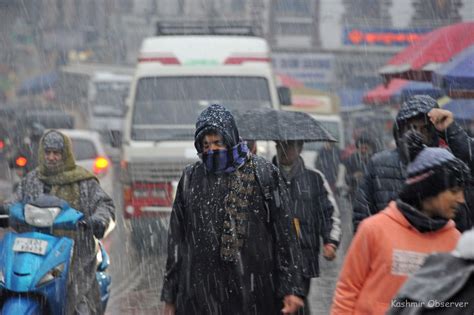 In Photos: Season’s First Snowfall In Srinagar – Kashmir Observer