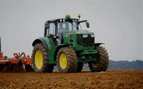 John Deere unveils latest all-electric tractor prototype for zero ...