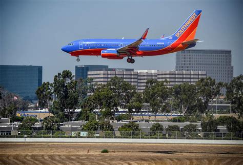 Why did the jet initially take a pass on landing at John Wayne Airport? – Pasadena Star News