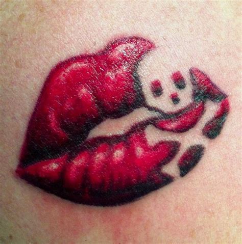 Tattoos on neck | Kiss tattoos, Paar tattoos, Kussmund tattoo