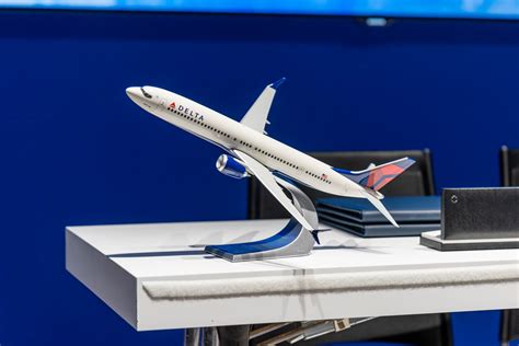 Delta orders 100 Boeing 737 MAX 10 aircraft at Farnborough Airshow ...