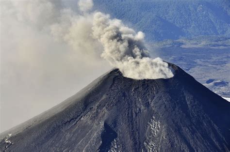 Chile: Volcano Villarrica expels gas and ash in active phase