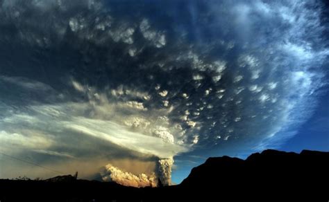 Puyehue Volcano eruption in Chile covers Lake Nahuel Huapi in Argentina with ash video - Strange ...