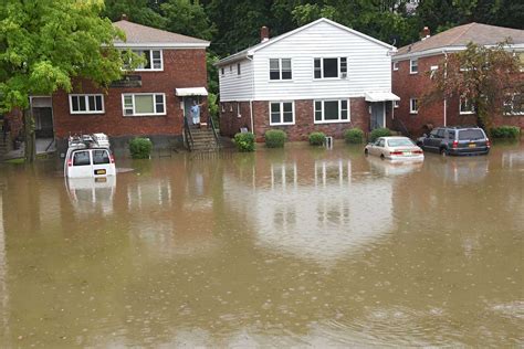 Look at this dumb water flooding : r/Waterisfuckingstupid