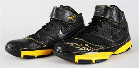 Los Angeles Lakers – Kobe Bryant Signed Nike Zoom II Sneaker Shoes ...