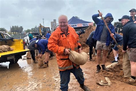 Residents urged to evacuate as floodwater rises in Victoria's north and ...