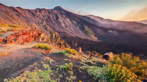 10 Volcanos to Visit in Italy - Active Volcanos in Italy | IB