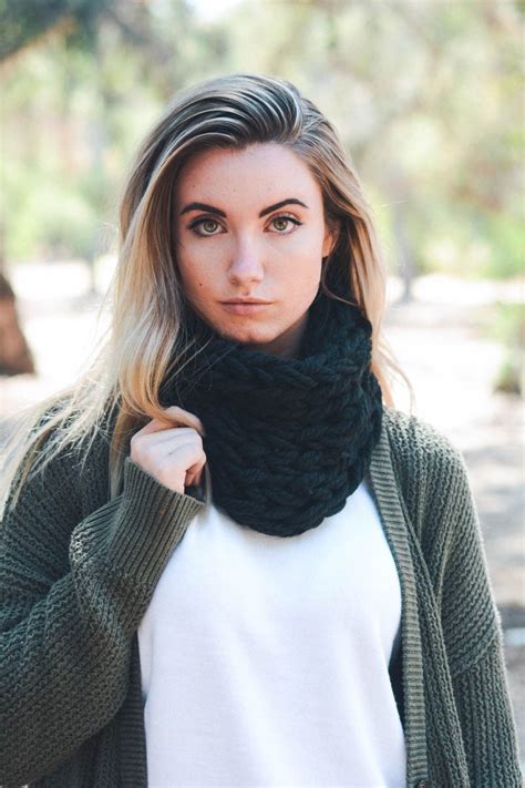 Fashion Accessories Guide For Women: How to Wear a Snood In Winter