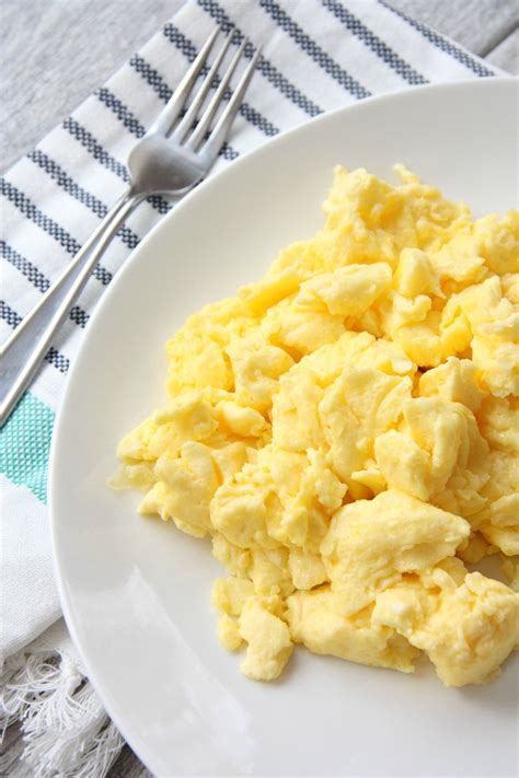 Easy Fluffy Scrambled Eggs Recipe - newbritawaterchiller