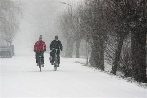 Winter biking 101: How to cycle through sleet and snow | Momentum Mag