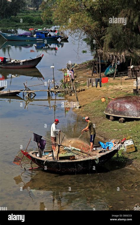 Coracle fishing boat on river, Hoi An, Vietnam Stock Photo - Alamy