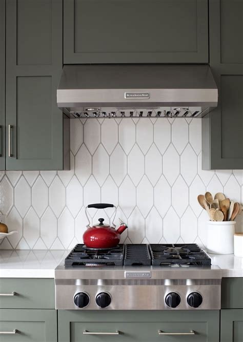 white picket tile kitchen backsplash - elizabetroegner-99