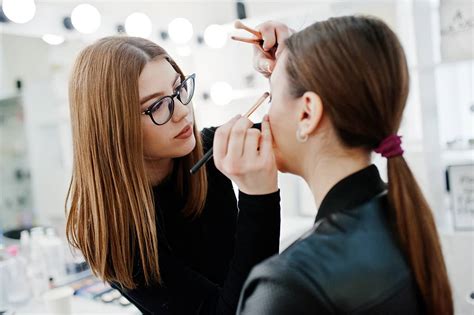 12 Astounding Facts About Makeup Artist - Facts.net