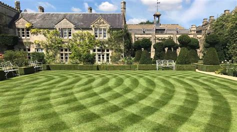 How to Mow Your Lawn (5 Different Patterns) - Simplify Gardening